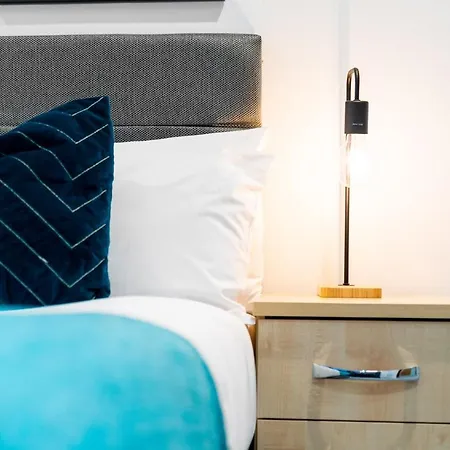 Aqua-themed 2 Bedroom Cosy - Centre